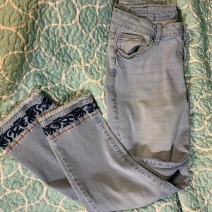 CUTE EMBROIDERED CUTOFF JEANS